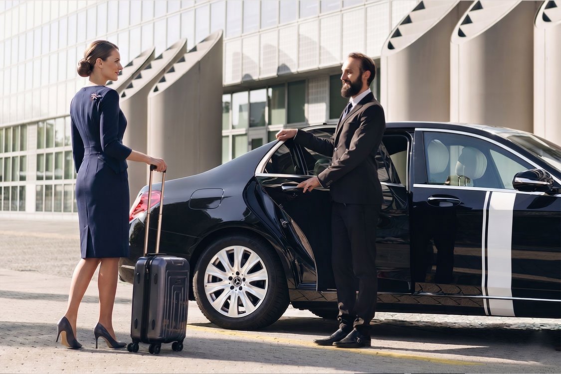 Cofer ejecutivo recibiendo a una empresaria en el aeropuerto de monterrey